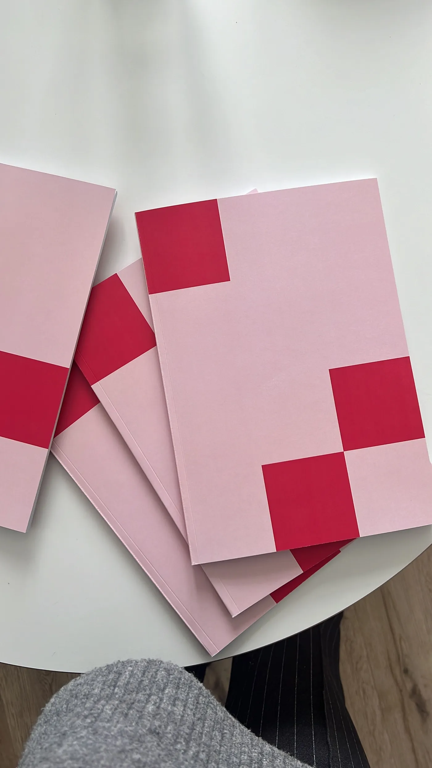 gedruckte Theoriearbeit in Rosa mit pinken Quadraten 