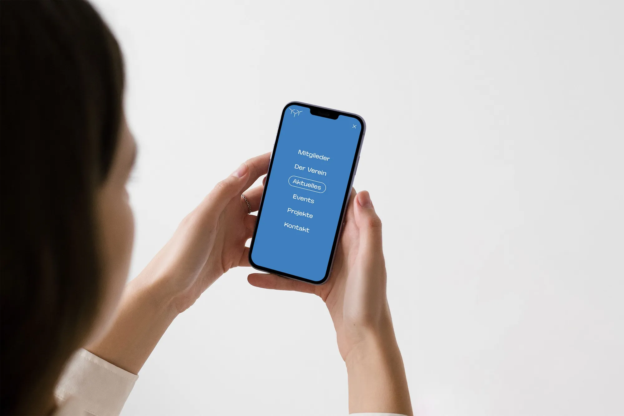 Frau hält Handy 