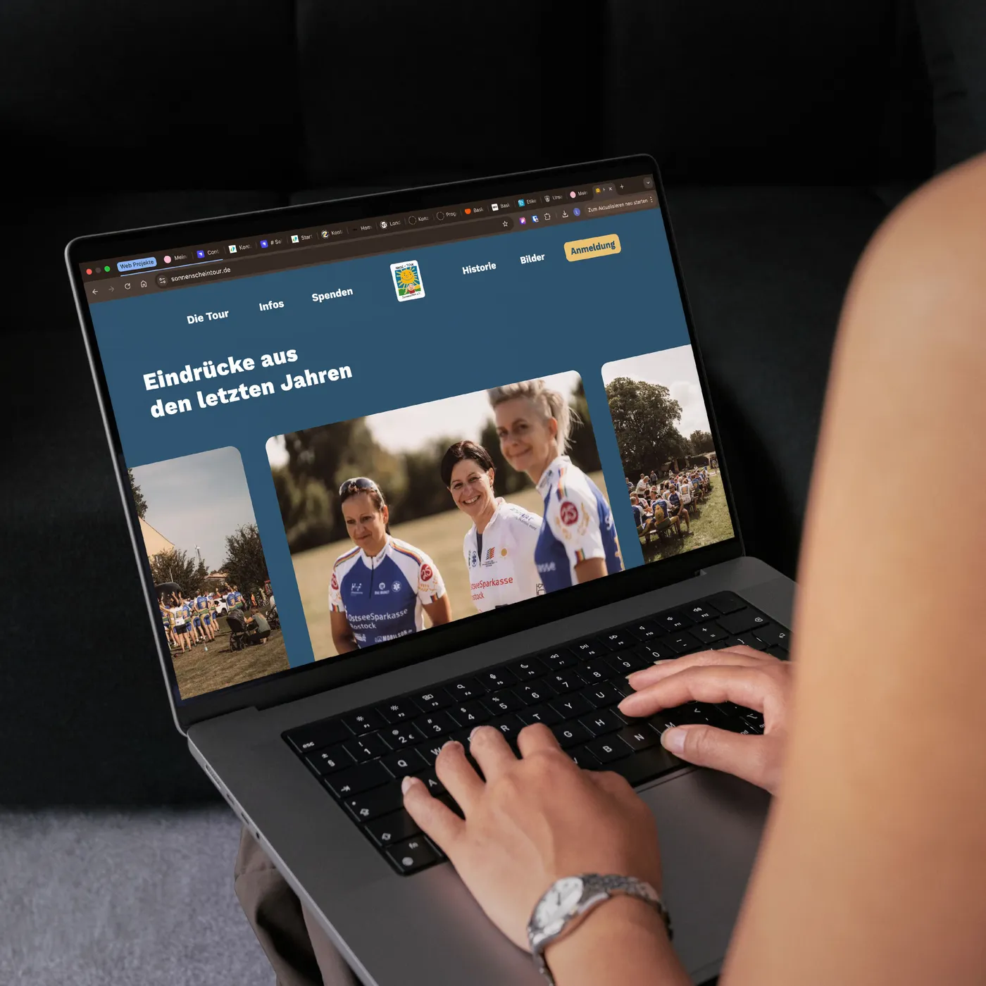 Laptop mit Startseite der Website